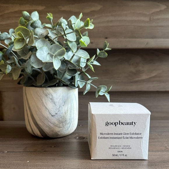 goop beauty Microderm Instant Glow Exfoliator